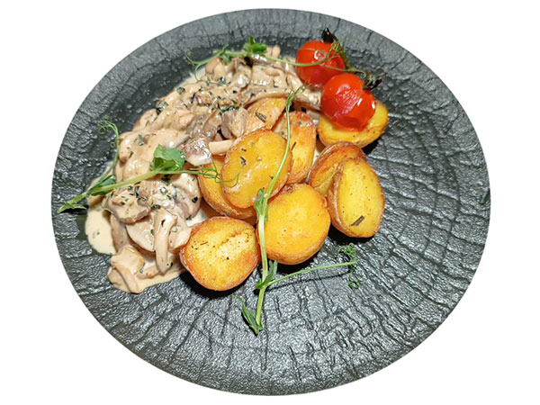 Купить с доставкой Свиная вырезка с молодым картофелем и грибами 330 гр. в Лисках
