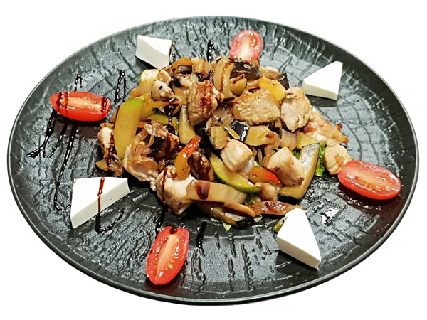 Купить с доставкой Салат теплый с курицей 300 гр в Лисках